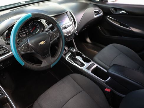 Used 2018 Chevrolet Cruze LT w/ Convenience Package FWD image 4