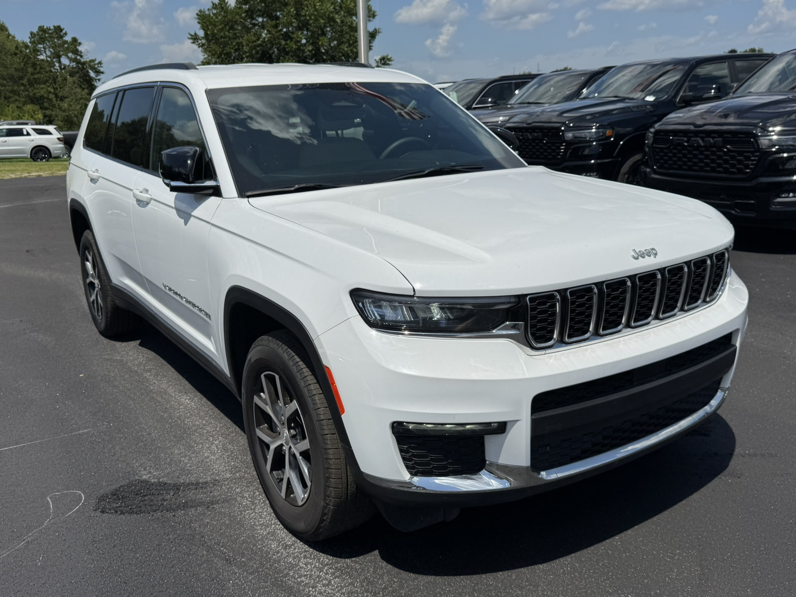 Used 2025 Jeep Grand Cherokee L Limited RWD image 3