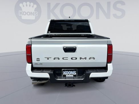 Used 2025 Toyota Tacoma SR5 AWD/4WD image 5