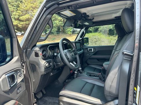 Used 2025 Jeep Gladiator Rubicon w/ Safety Group AWD/4WD image 47