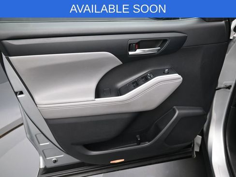 Used 2020 Toyota Highlander XLE AWD/4WD image 11