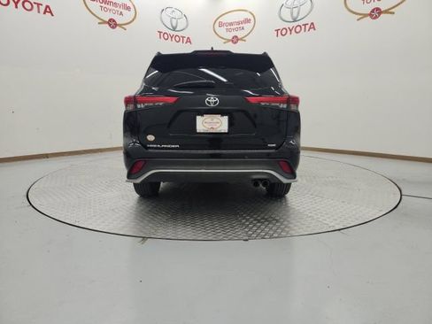 Used 2022 Toyota Highlander XSE FWD image 7