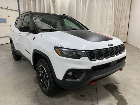 Used 2024 Jeep Compass Trailhawk image 2