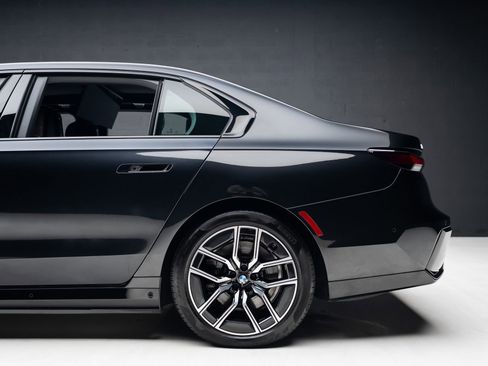 Used 2023 BMW i7 xDrive60 w/ Executive Package 2 AWD/4WD image 22