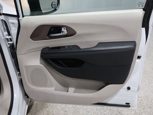 Used 2023 Chrysler Voyager LX image 22