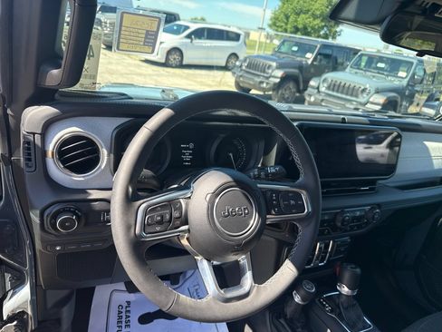 Used 2025 Jeep Wrangler Unlimited Sahara w/ Safety Group AWD/4WD image 10