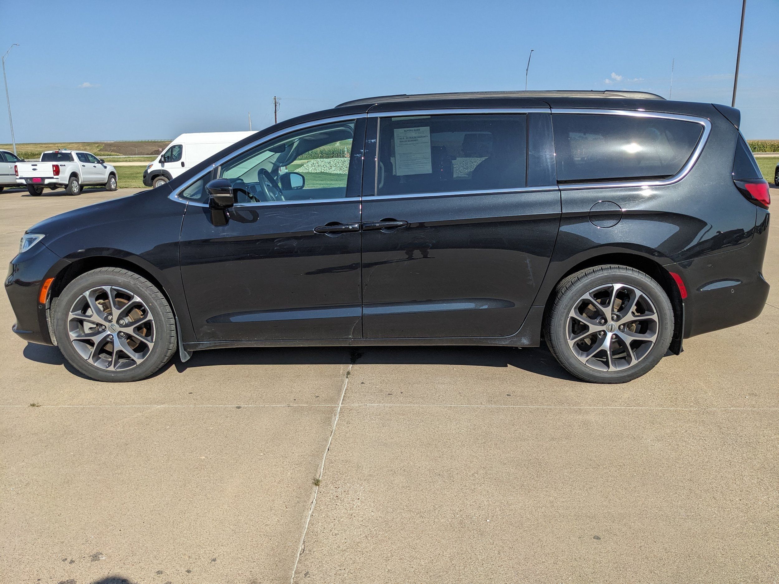 Used 2022 Chrysler Pacifica Touring-L w/ Uconnect Theater Family Group AWD/4WD image 5