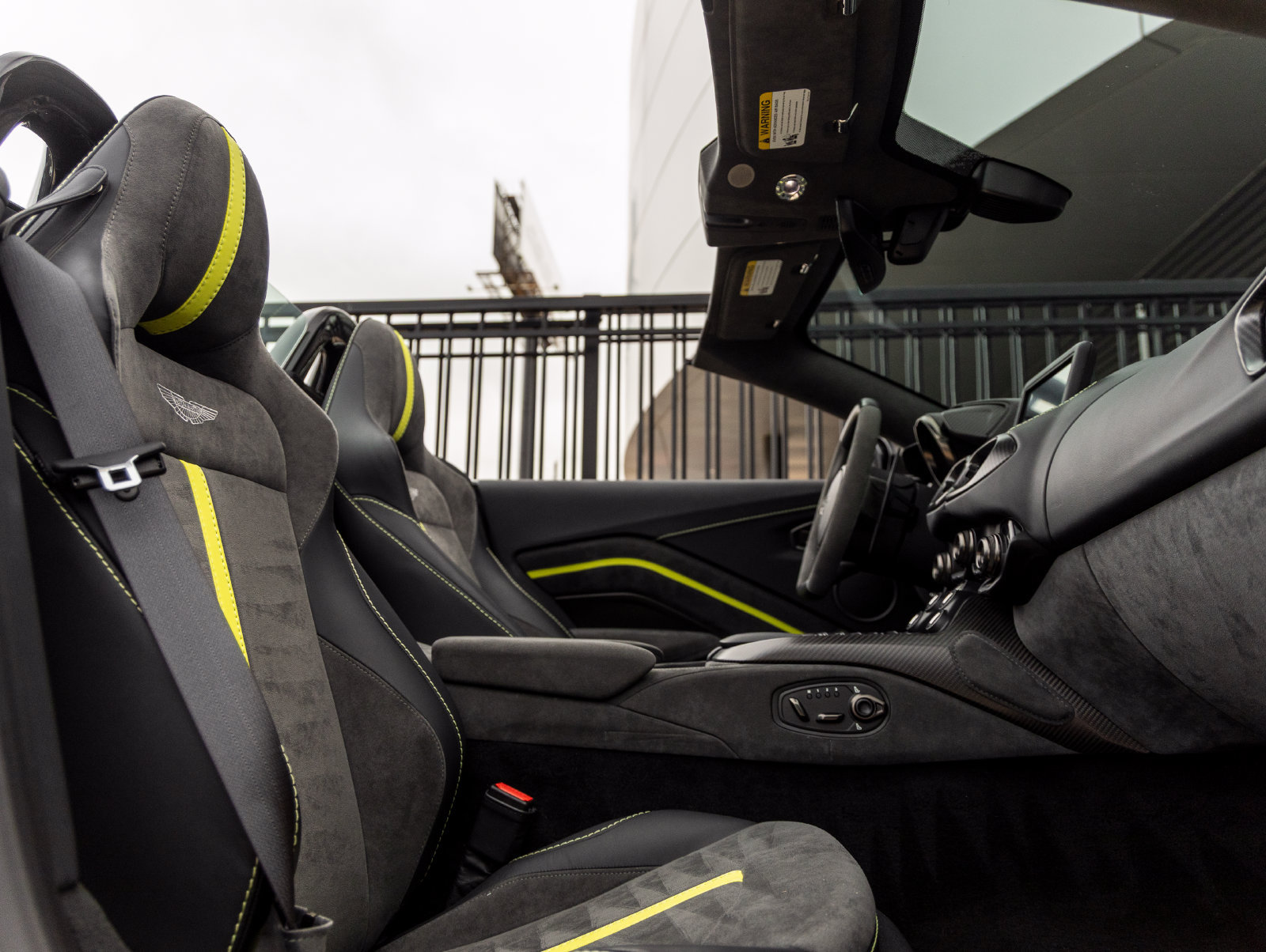 Used 2023 Aston Martin V8 Vantage Roadster RWD image 41