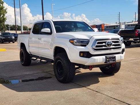 Used 2023 Toyota Tacoma Limited AWD/4WD image 4