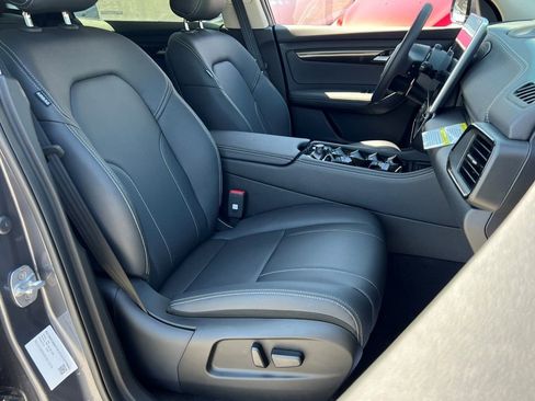 New 2025 VinFast VF 8 Eco image 11