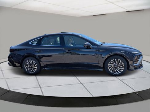 New 2025 Hyundai Sonata Limited image 2