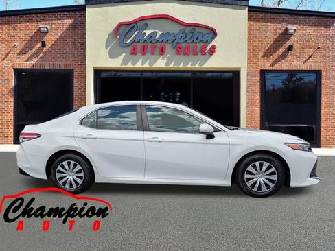 Used 2018 Toyota Camry FWD image 3