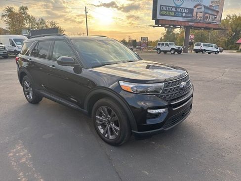 Used 2022 Ford Explorer XLT w/ Equipment Group 202A image 3