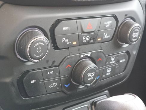 Used 2021 Jeep Renegade Latitude w/ Luxury Group I image 10