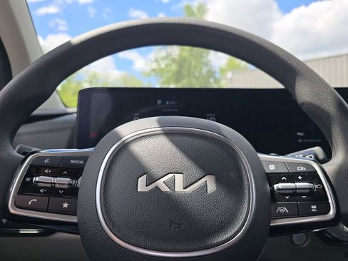 Used 2026 Kia Carnival LX FWD image 25