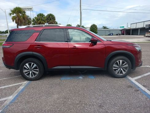 Used 2025 Nissan Pathfinder SL FWD image 2