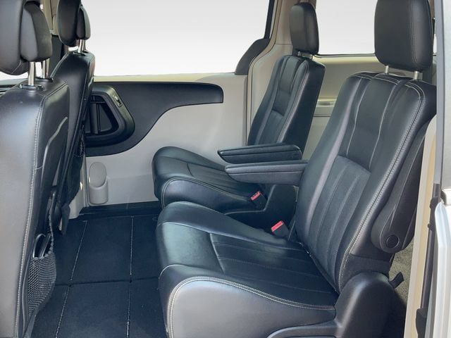 Used 2012 Chrysler Town & Country Touring w/ Entertainment Group #1 FWD image 17