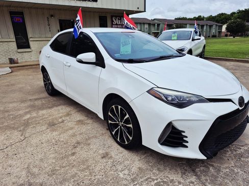 Used 2018 Toyota Corolla SE FWD image 2