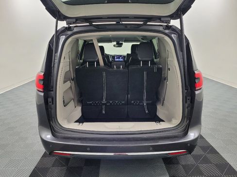 Used 2023 Chrysler Pacifica Touring-L FWD image 29