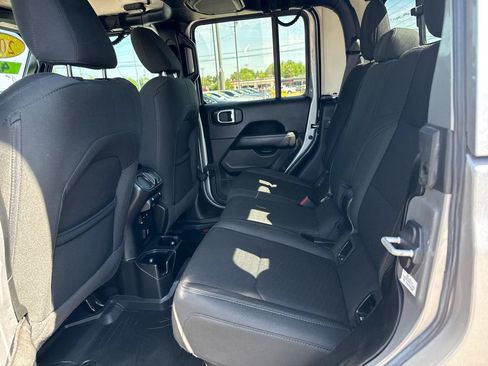 Used 2020 Jeep Gladiator Overland AWD/4WD image 14