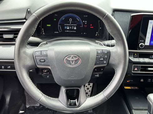 Used 2025 Toyota Camry SE w/ Convenience Package FWD image 11
