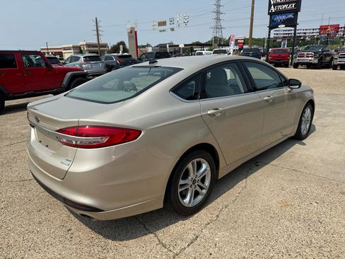 Used 2018 Ford Fusion SE image 4