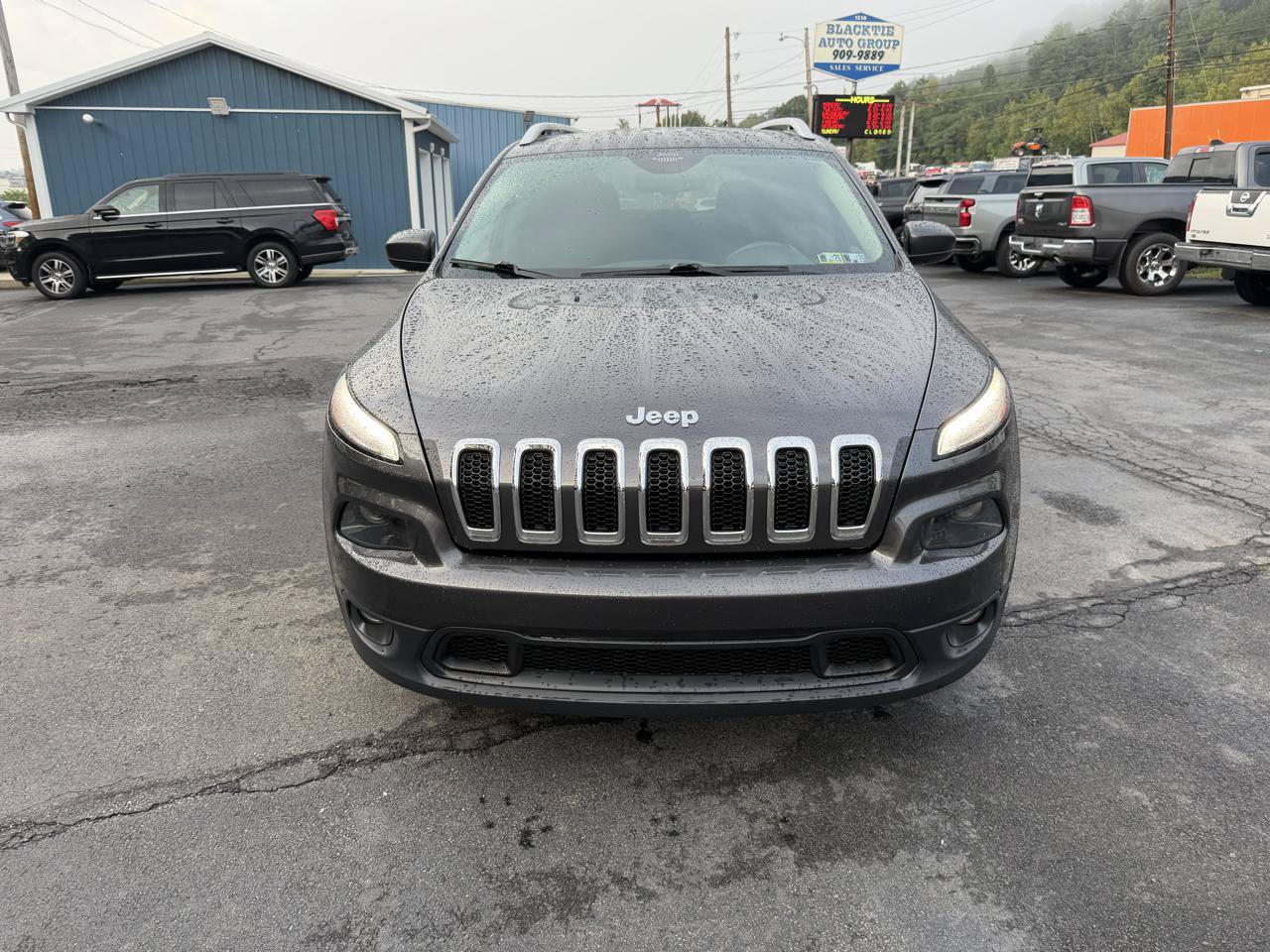 Used 2015 Jeep Cherokee Latitude w/ Comfort/Convenience Group AWD/4WD image 2