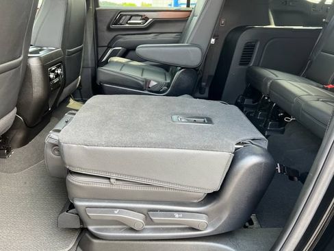 Used 2025 GMC Yukon XL Denali AWD/4WD image 5