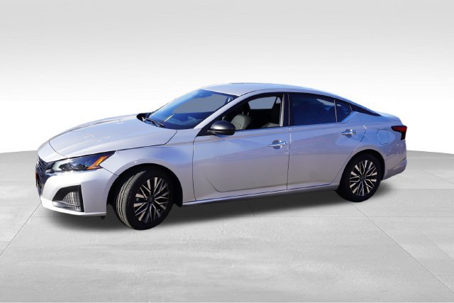 Used 2025 Nissan Altima 2.5 SV FWD image 10