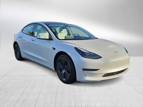 Used 2023 Tesla Model 3 Standard Range image 2