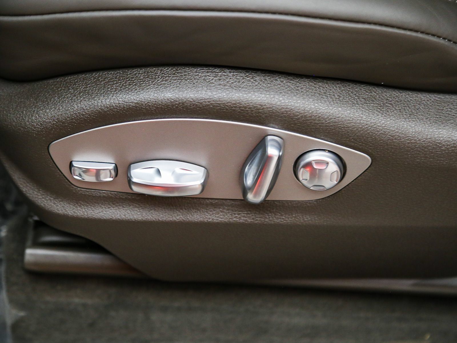 Certified 2026 Porsche Macan AWD/4WD image 25