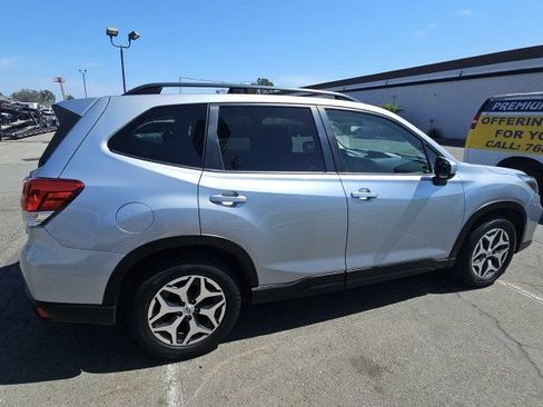 Used 2020 Subaru Forester Premium AWD/4WD image 17