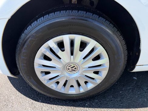 Used 2010 Volkswagen Golf 4-Door FWD image 14