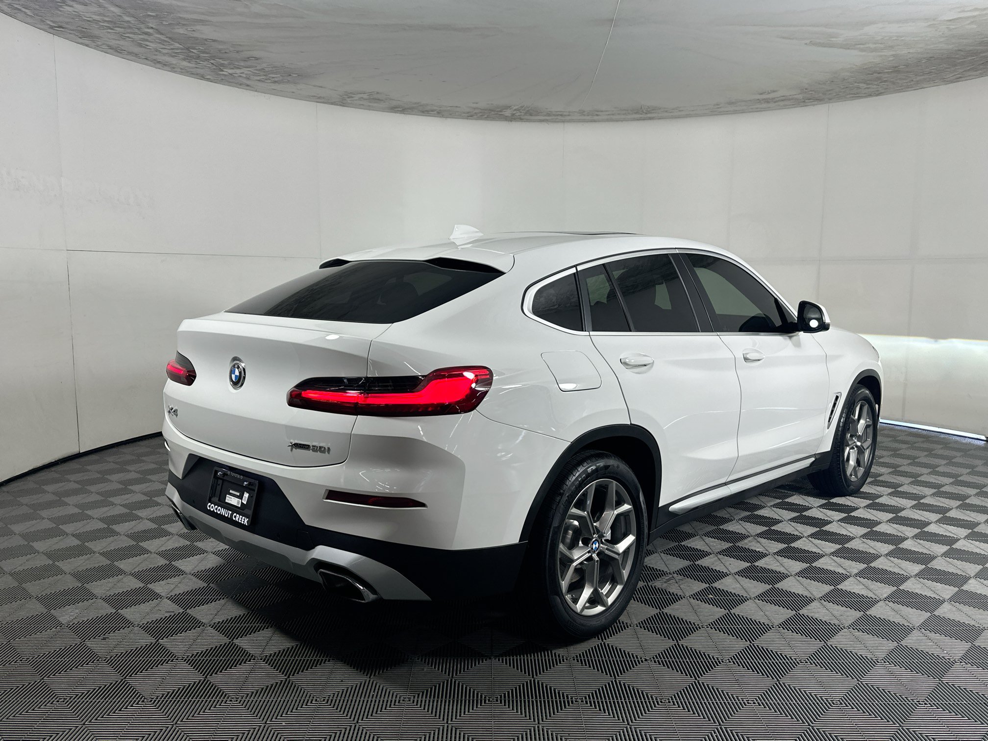 Used 2023 BMW X4 xDrive30i w/ Convenience Package AWD/4WD image 3