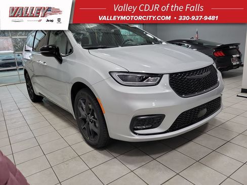 New 2026 Chrysler Pacifica Select w/ S Appearance Package AWD/4WD image 1