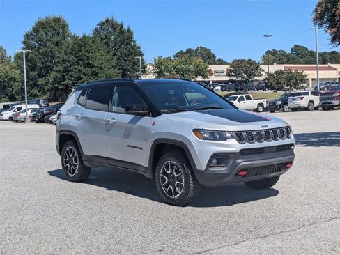 Used 2024 Jeep Compass Trailhawk image 2