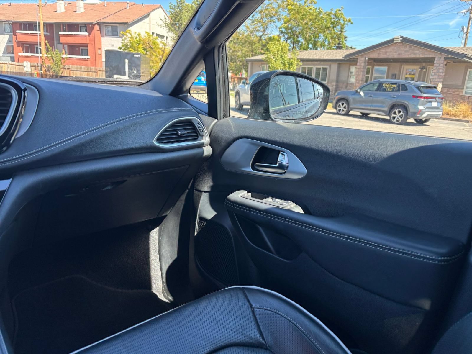 Used 2025 Chrysler Pacifica Limited FWD image 39