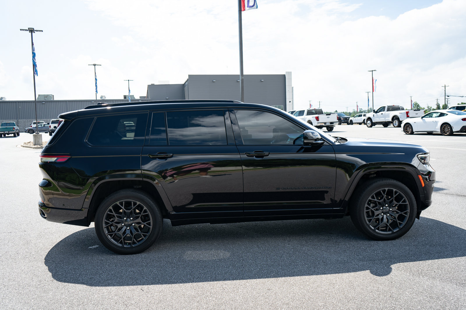 Used 2024 Jeep Grand Cherokee L Summit AWD/4WD image 11