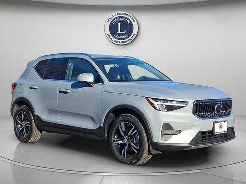 Certified 2025 Volvo XC40 B5 Core AWD/4WD image 1