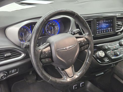 Used 2019 Chrysler Pacifica Touring Plus w/ S Appearance Package FWD image 16