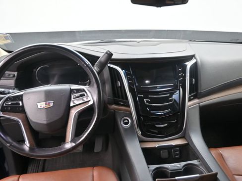 Used 2019 Cadillac Escalade ESV Luxury image 13