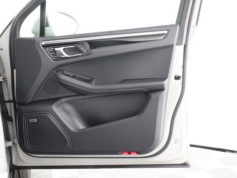 Certified 2025 Porsche Macan AWD/4WD image 23