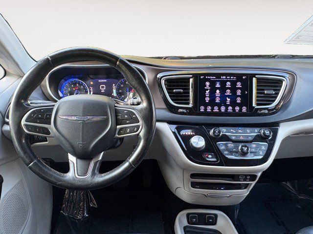Used 2017 Chrysler Pacifica Touring-L Plus w/ Advanced Safetytec Group FWD image 2