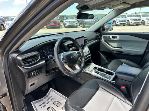 Used 2023 Ford Explorer XLT w/ Equipment Group 202A AWD/4WD image 13