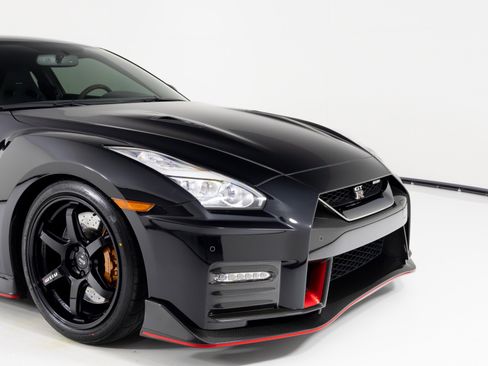 Used 2017 Nissan GT-R NISMO image 39