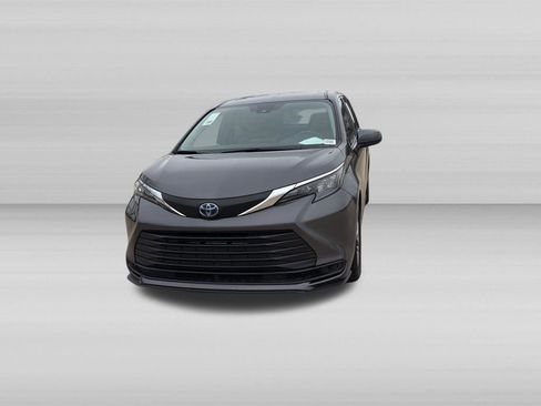 Used 2025 Toyota Sienna LE FWD image 10