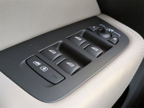 New 2026 Volvo XC60 B5 Plus w/ Protection Package Premier image 31