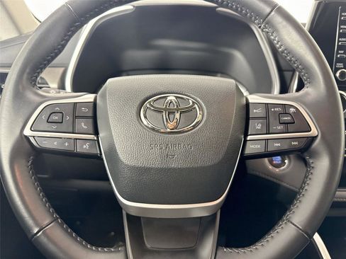 Certified 2022 Toyota Highlander XLE image 16