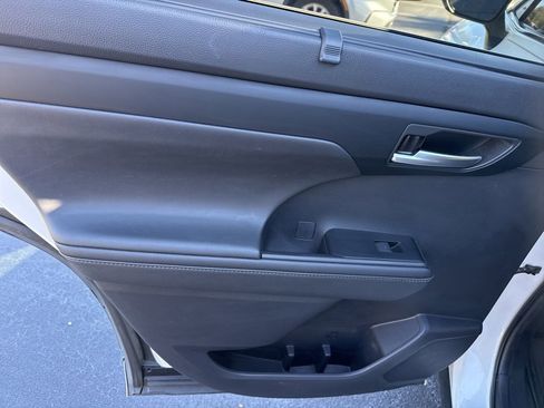 Used 2020 Toyota Highlander XLE image 13