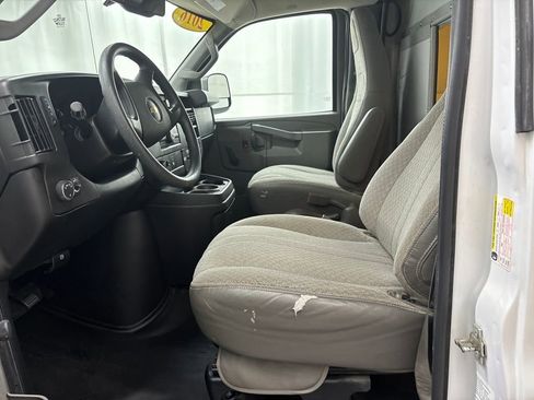 Used 2016 Chevrolet Express 3500 image 9